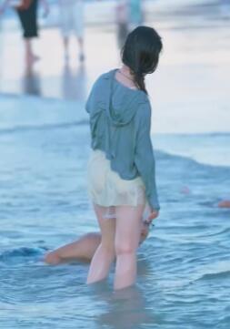 美女都湿身了,你小子在浅水区游了个啥