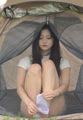 衣服都湿了!好惨啊,雨天我一个人在野外/服装城