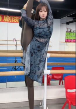 嘶...这 制服诱惑