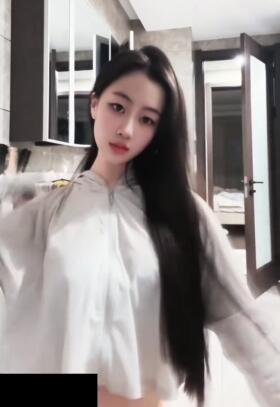 美女头发不是一般的长