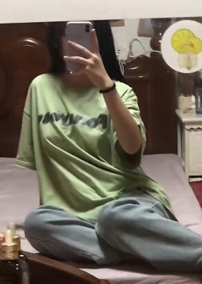 美女不带口罩也玩自拍