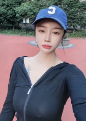 美女早上起来跑步