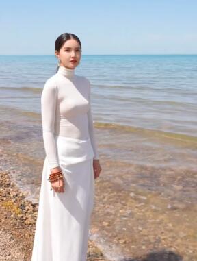 美女穿一身白衣服来看看海