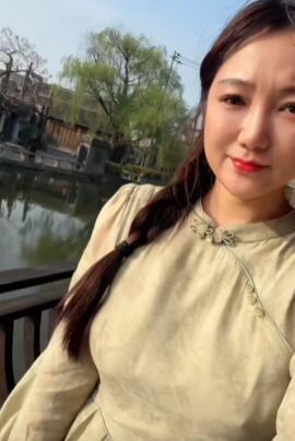 美女去旅游来个自拍