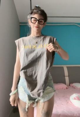 眼镜妹这衣服很时尚