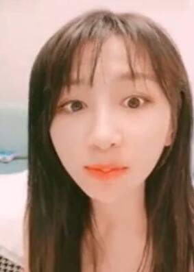 00后眼镜妹和姐妹一起翘起美臀