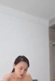 牡丹花下寻欢新晋老哥两男一女苗条少妇