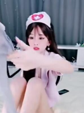 丝袜露脸清纯学妹护士跟小哥