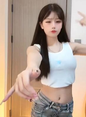 萱萱 2024-03-08 热裤