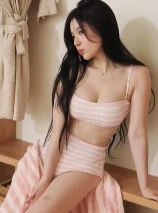 封面模特拉拉队长最初的比基尼画报