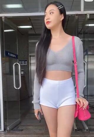 街拍紧身白色短裤美女 运动热裤长腿好身材