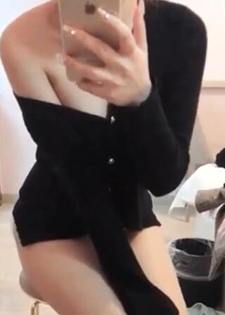 安妮和草莓都市丽人25岁独居穿衣镜前