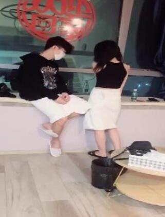 约外围双飞人气爆灯被投诉自掏腰包