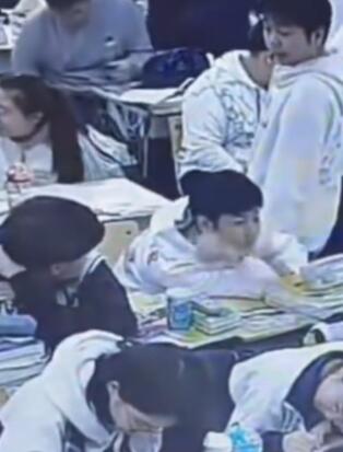 校服男生勇敢反抗校园霸凌