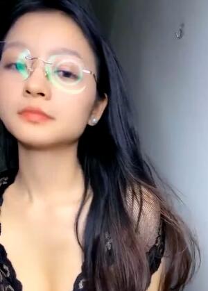 新人下海眼镜尤物女神细腰美腿好身材性感吊带丝袜