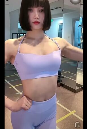 健身教练美女小姐姐大秀肌肉身材