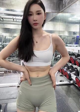 旺仔白 健身房性感紧身瑜伽短裤美女健身直播