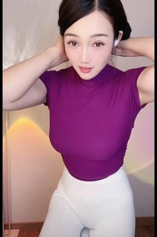 白色瑜伽裤美女骑单车