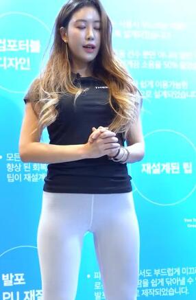 白色紧身运动裤小姐姐练瑜伽