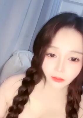 麻花辫网红颜值美女柔软白嫩