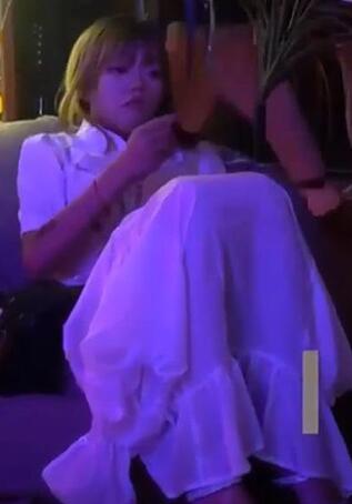 户外真实偷拍抄底无内靓妹