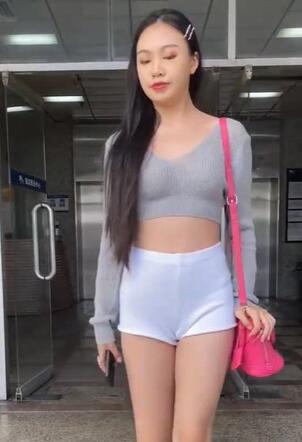 ���Ľ�����ɫ�̿���Ů �˶��ȿ㳤��