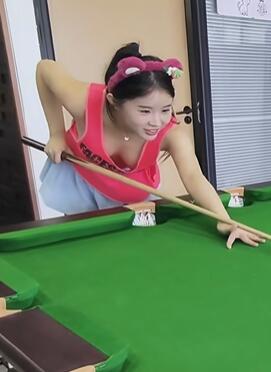 的表妹打台球总是不喜欢穿内衣