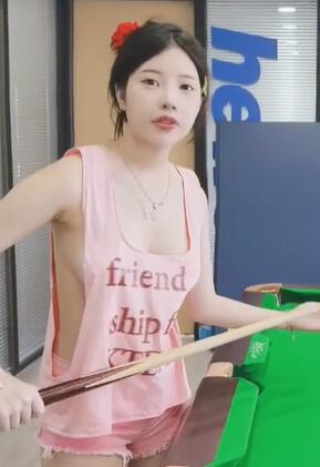 【美女台球】粉色的贝贝更显白,喜欢上打台球的感觉