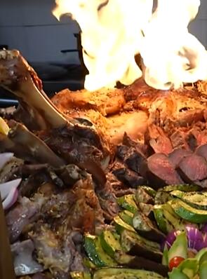 不仅有整只的烤全羊,还有吸满肉汁的手抓饭