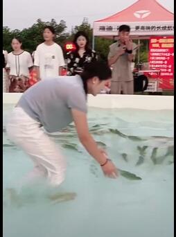 �����ð�ɫ��Ůˮ��ץ�㣬����ˮ����Ӿ��ȫ����ʪ͸��