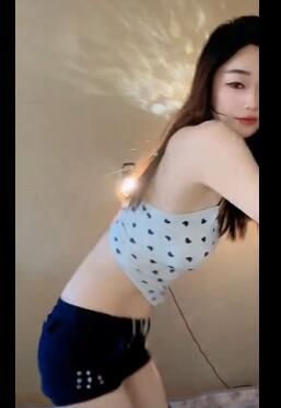 ¼����ɫ�̿���Ů���һ��С����ֱ��