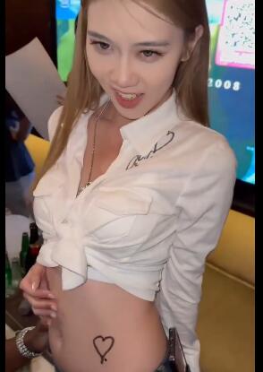 �������Ǻ��ڶ���Ů�ۻᣬ����ÿ����Ůǩ��