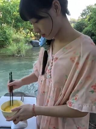 粥粥的山林间做饭初体验,西红柿炒蛋