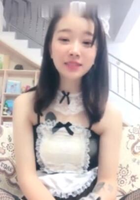 颜值不错萌妹子情趣女仆装道具