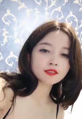 烈焰红唇小少妇眼镜小妹开档黑丝一脸享受