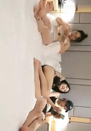 粉嫩小萝莉三男三女排成一排纹身嫩妹