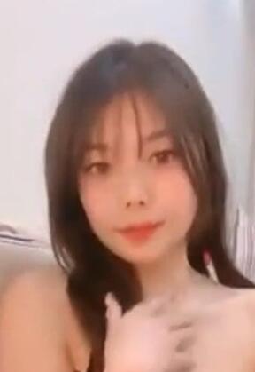 近日下海颜值女神撩下睡衣掏出给你看