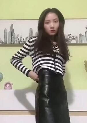 很有感觉的黑丝小少妇露脸跟小哥舌吻温柔