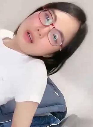 非常粉嫩的大二气质眼镜学妹被纹身猛男